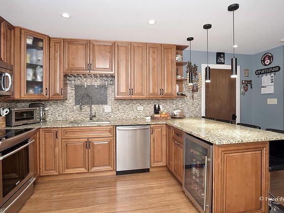 3rd image of 884 Leahy Cir E
