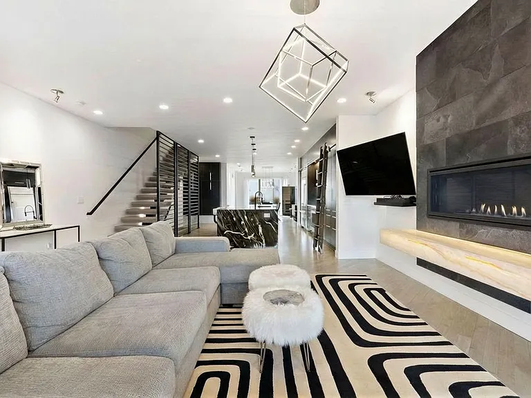 2037 N Hooker St #L — Photo 8