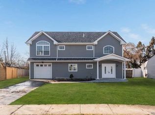 160 Blueberry Ln, Hicksville, NY 11801