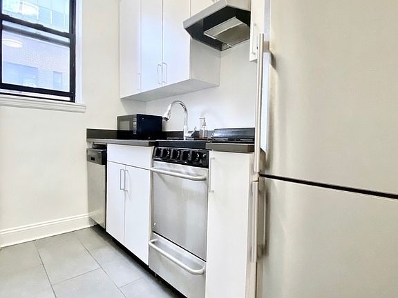 3rd image of 161 E 55th St #4R