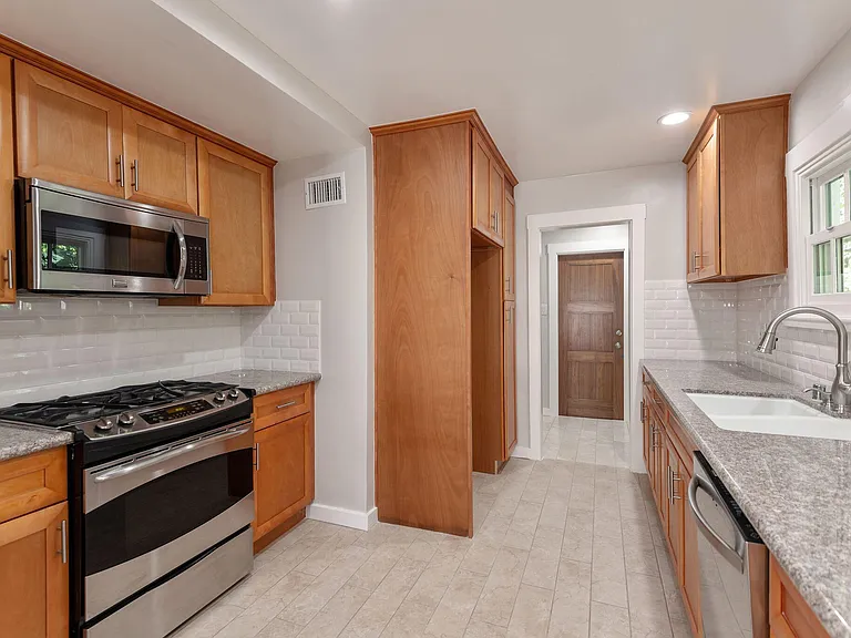 10624 Bloomfield St — Photo 9