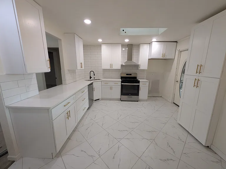 220 Oaktree Ln — Photo 1