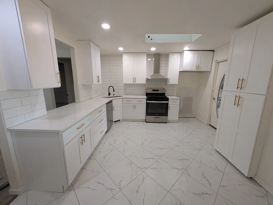 220 Oaktree Ln