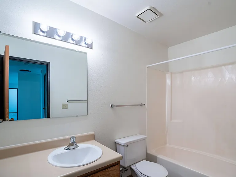 Grand Forks, ND Columbia West Apartments | 21C | Bathroom