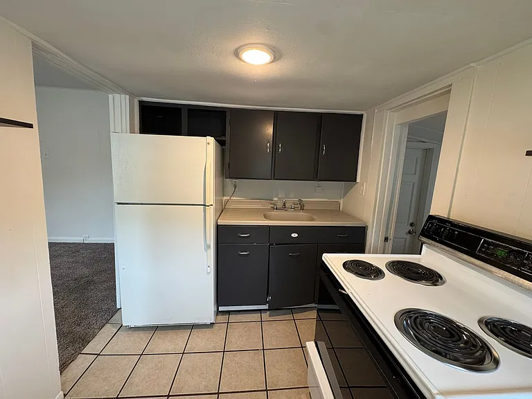 Studio Apartment includes washer / dryer — Photo 10
