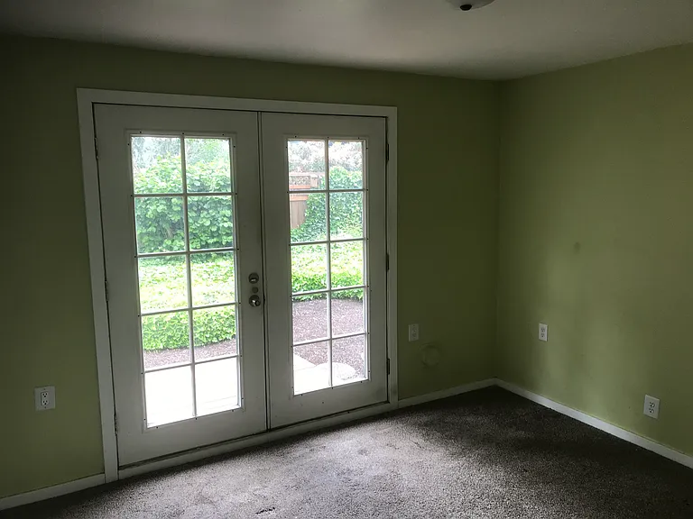 1124 Irvington Dr — Photo 3