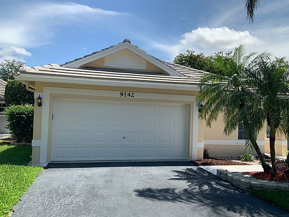 3rd image of 9142 Lake Park Cir S