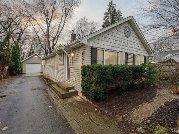 8461 Cascade St, Commerce Township, MI 48382