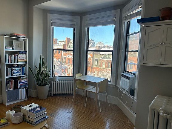 3rd image of 364 Marlborough St APT 8