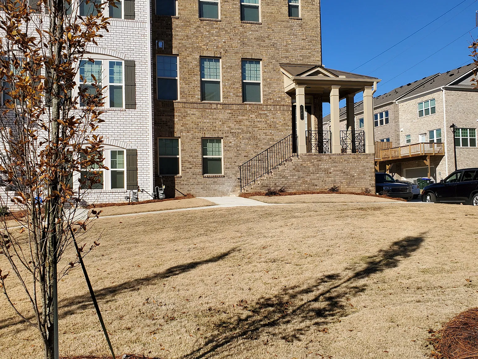 3 bed, 2160 sqft, $3,400 — Photo 3
