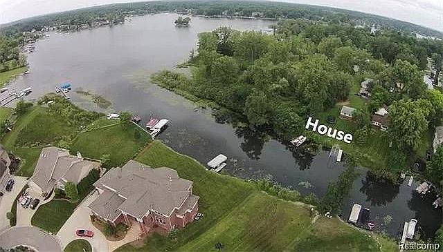 Shows house location and 230 acre Commerce lake, 5 acre peninsula toward main lake is owned by landlord and accessible by tenant
