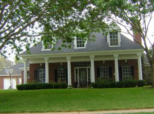 122 Live Oak Ln, Lake Jackson, TX 77566