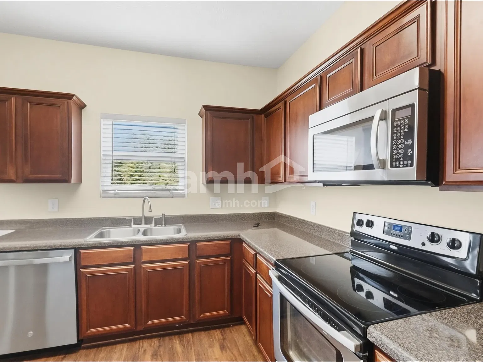 3 bed, 2.5 bath, 2359 sqft, $2,475 — Photo 4