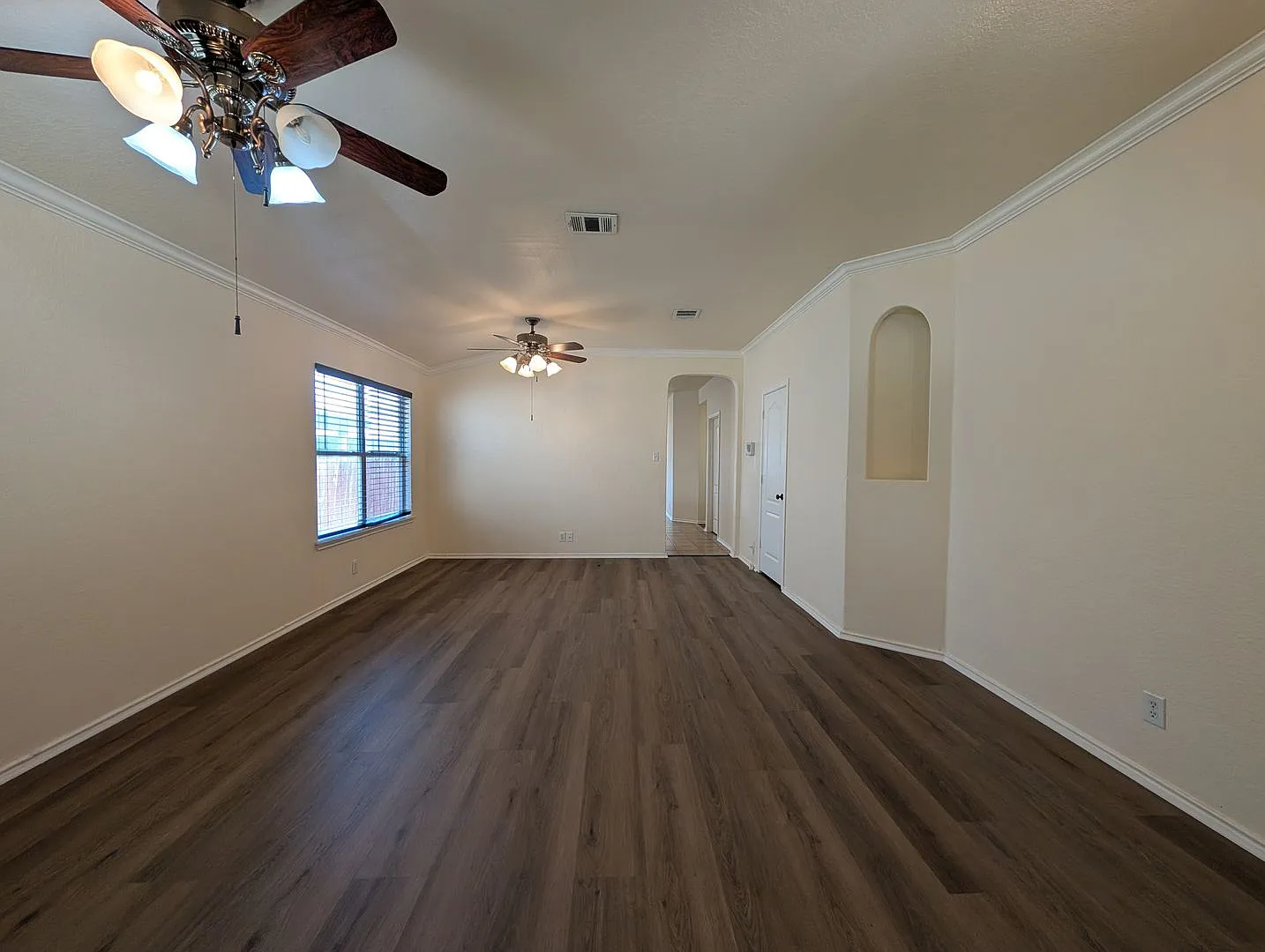 Dove Crossing 3/2/2 / No Carpet / Fridge Included / Fenced in Yard / NBISD / Community Pool — Photo 4