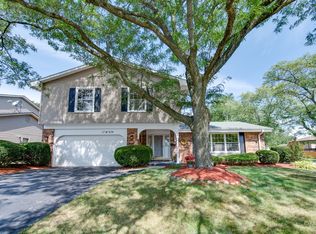 17W434 Sutton Pl, Darien, IL