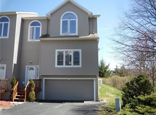 7 Cliffside Ct, Highland Mills, NY 10930