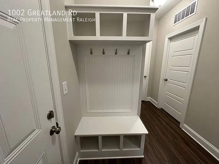 1002 Greatland Rd — Photo 6