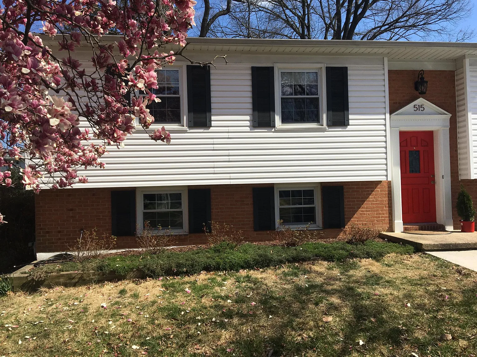 515 Williamsburg Ln photo 1