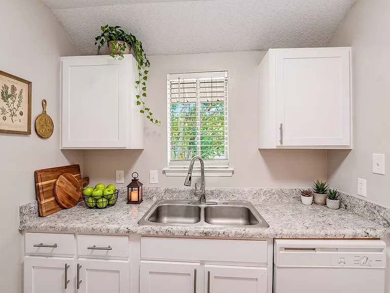Pine Ridge Apartments — Photo 9
