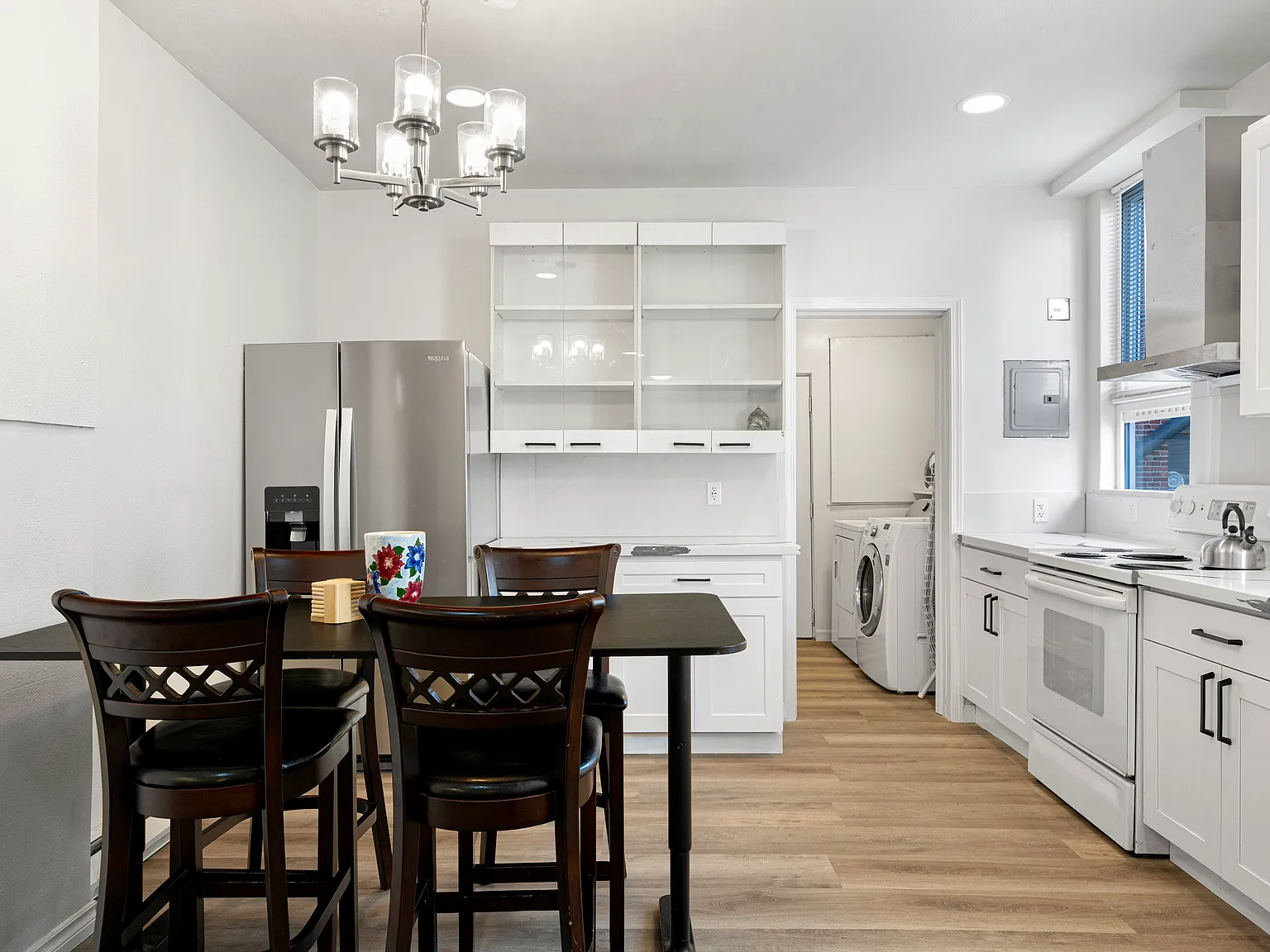 3 bed, 882 sqft, $3,250 — Photo 2
