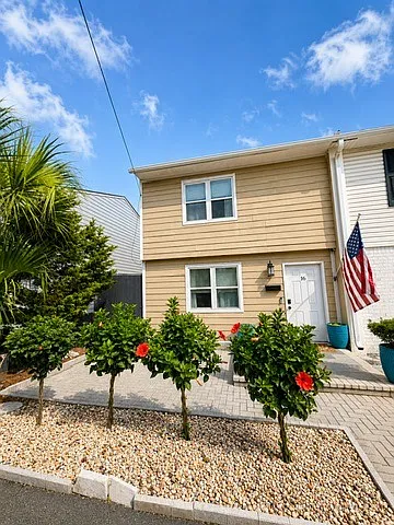16 Cedar St Photo 1
