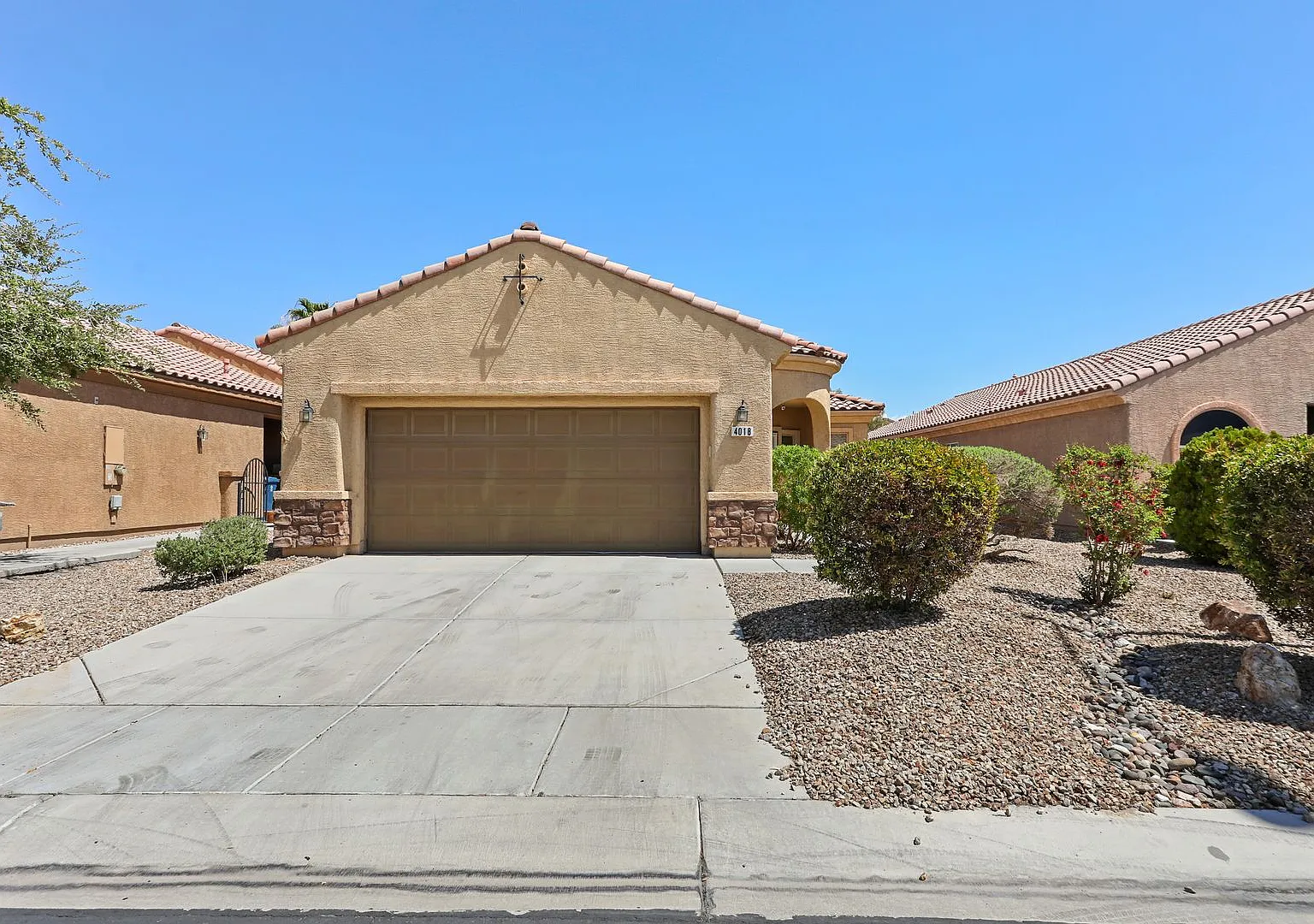 Single Story Pool Home In Stallion Mountain Guard Gated Community — Photo 2