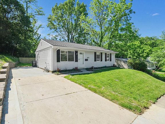 3rd image of 2751 Baker Ave