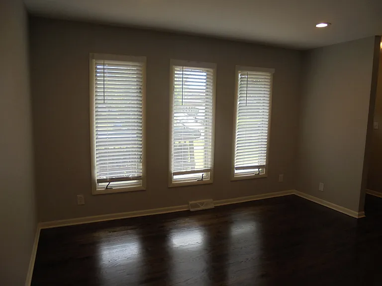 1130 Laurel Dr — Photo 3