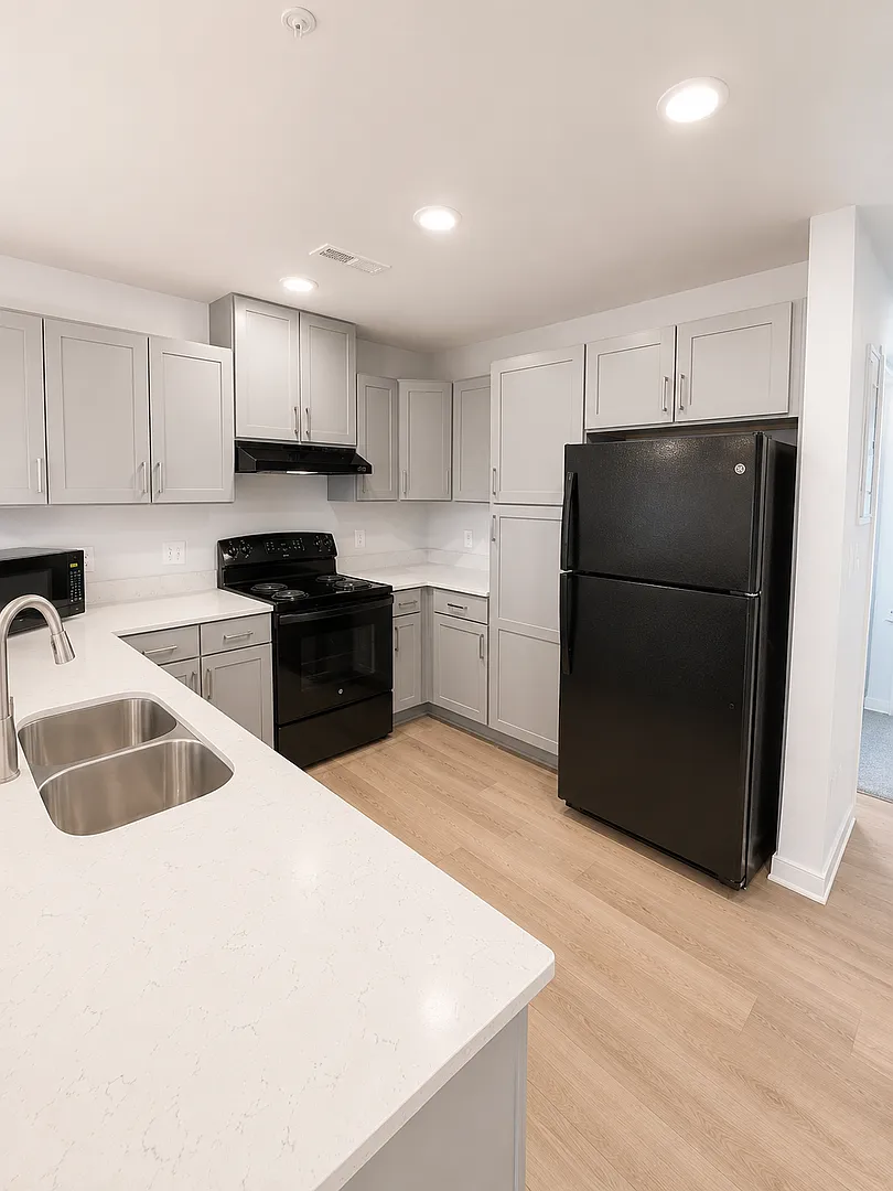 The Lakeview Apartments — Photo 3
