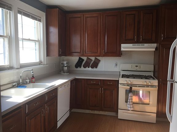 5th image of 992 Pine St