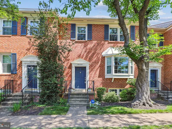 10150 Village Knolls Ct, Oakton, VA 22124