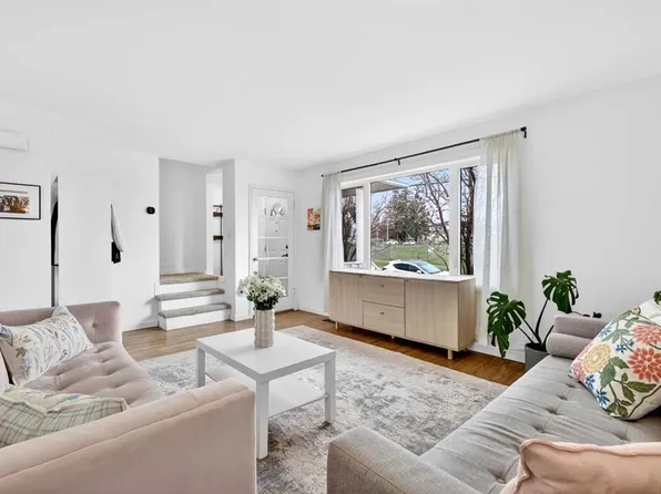 465 N Killarney Glen Ct SW, Calgary, AB T3E 7H4