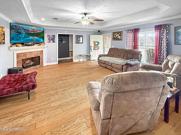 3rd image of 527 Roxbury Pl