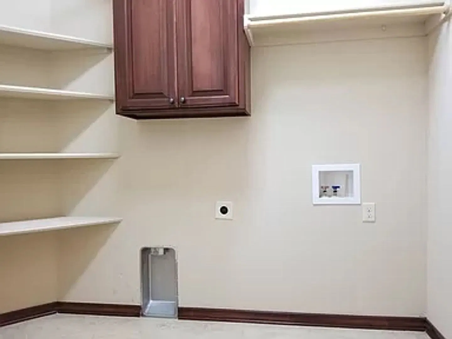 Gorgeous, 3 Bedroom 2 Bath In The King's Manor Addition In Moore With Storm Shelter — Photo 1