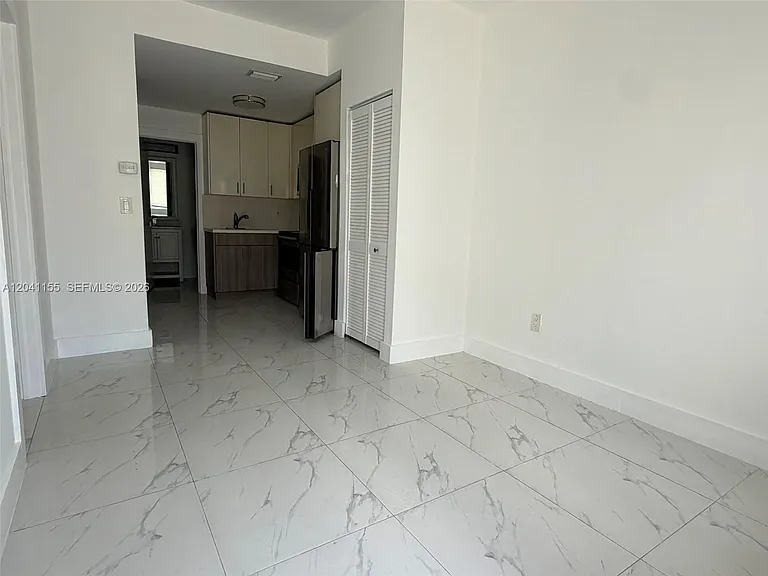 111 SW 11th Ave #5 — Photo 3