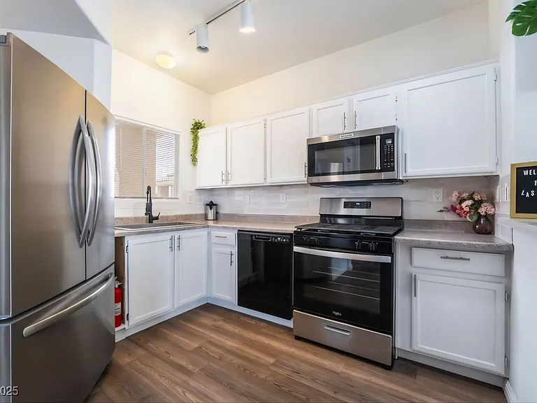 1051 E Cactus Ave — Photo 8