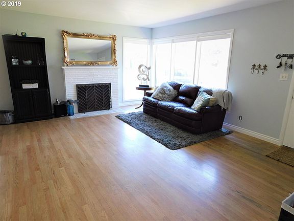2nd image of 216 SE 102nd Ave
