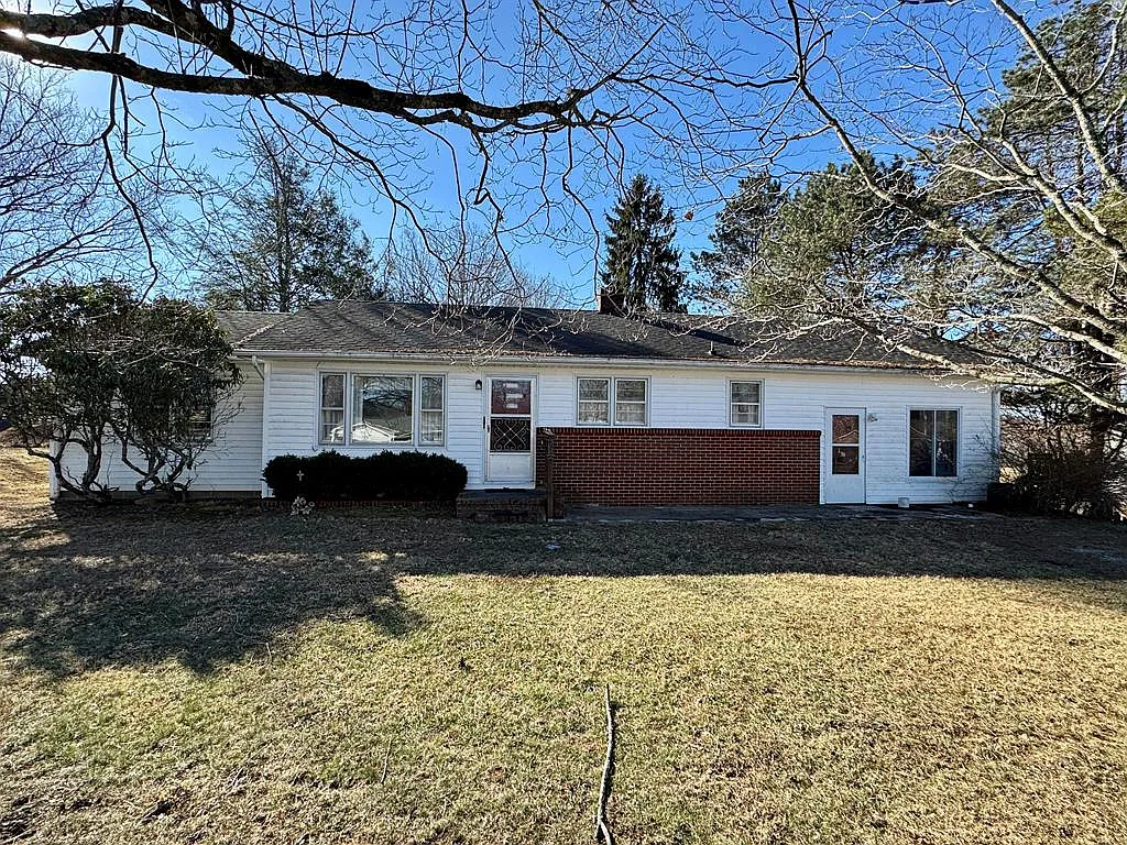 114 Frazier Rd photo 1