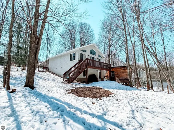 6424 4th St, Lake Ann, MI 49650