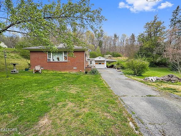 3rd image of 1447 Webster Rd