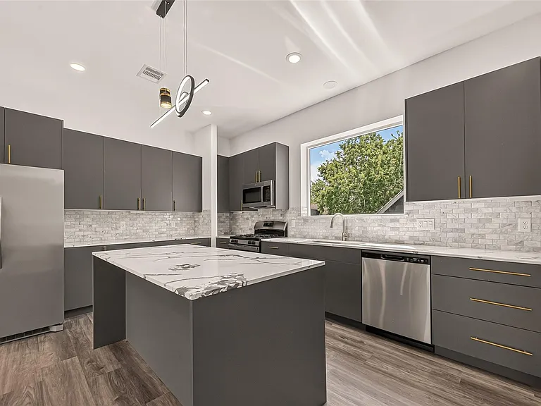 2711 Dennis St — Photo 15
