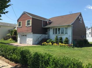 575 Arlington Pl, Cedarhurst, NY 11516
