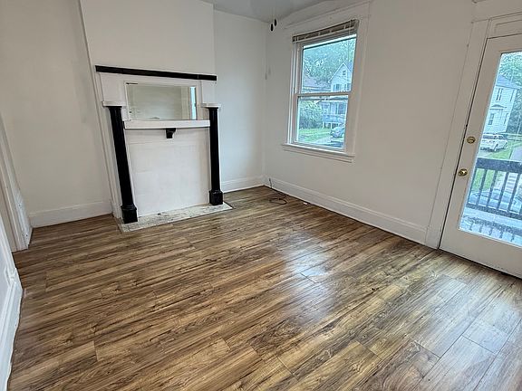2nd image of 807 Woodlawn Ave Unit 2