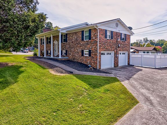 3rd image of 1113 S Dogwood Dr