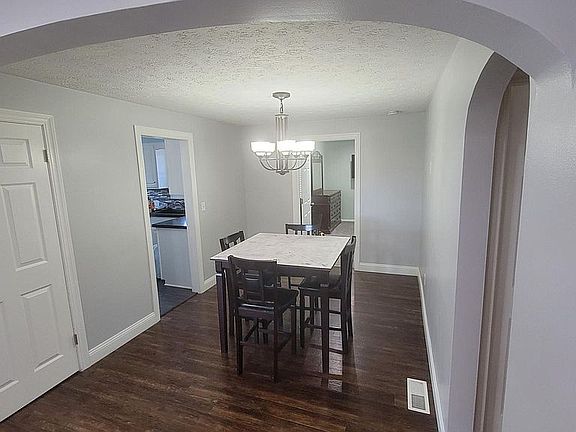 3rd image of 381 Penfield Ave