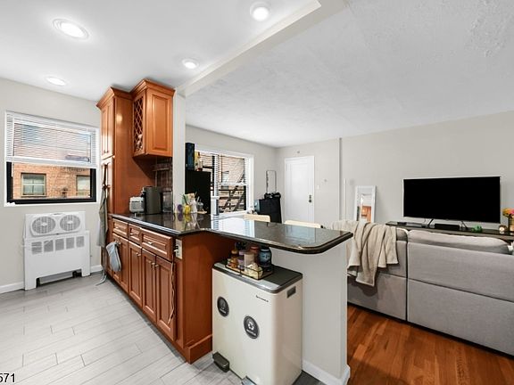 5th image of 130 Orient Way #4E