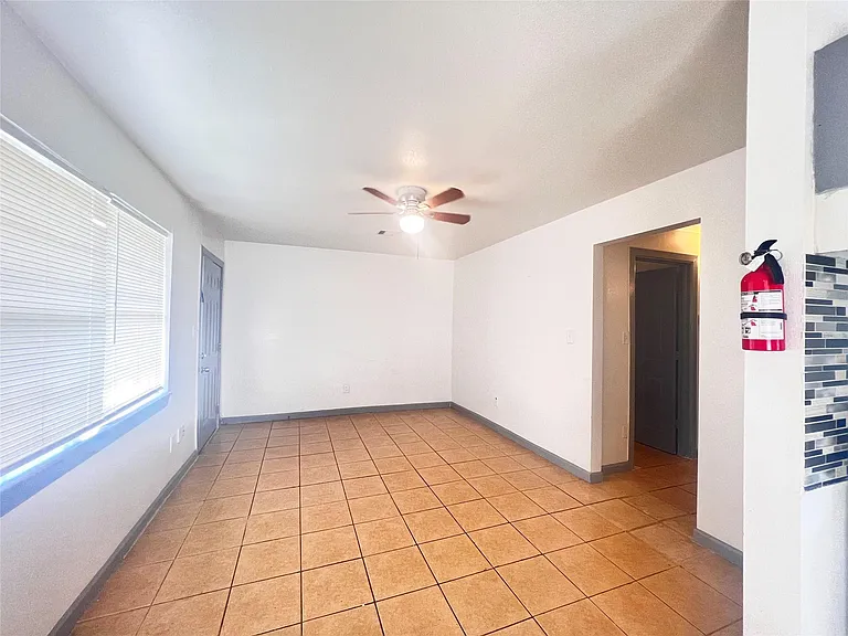 5602 Hirsch Rd — Photo 5