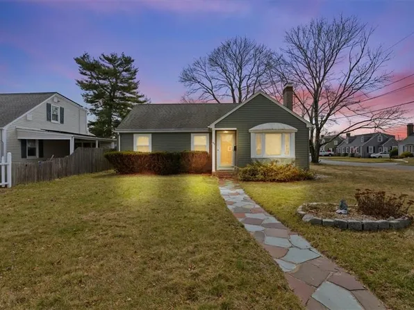 49 Cove St, Pawtucket, RI 02861