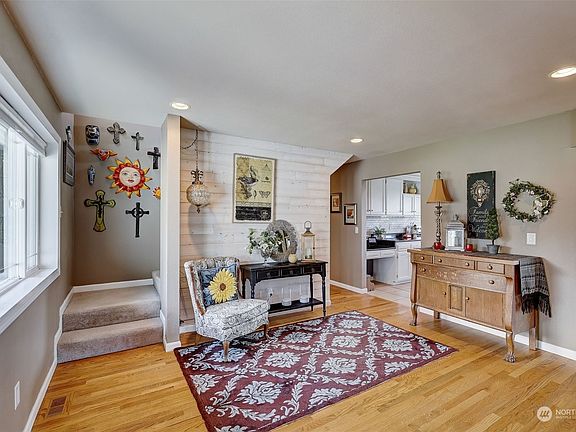 4th image of 1011 N Sunset Drive