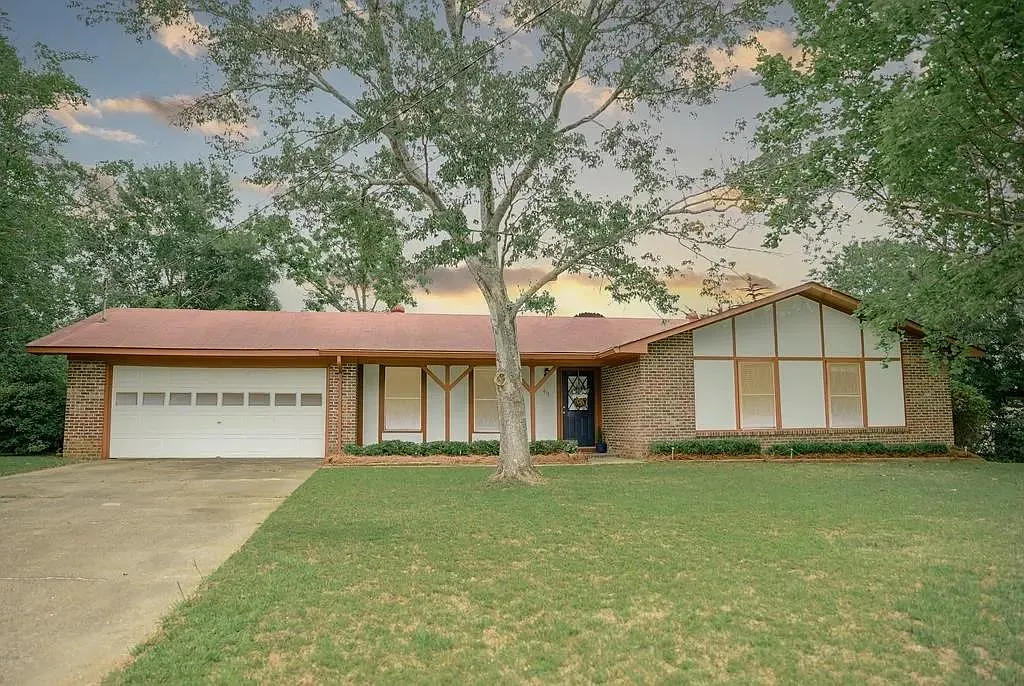413 Christopher Dr — Photo 2